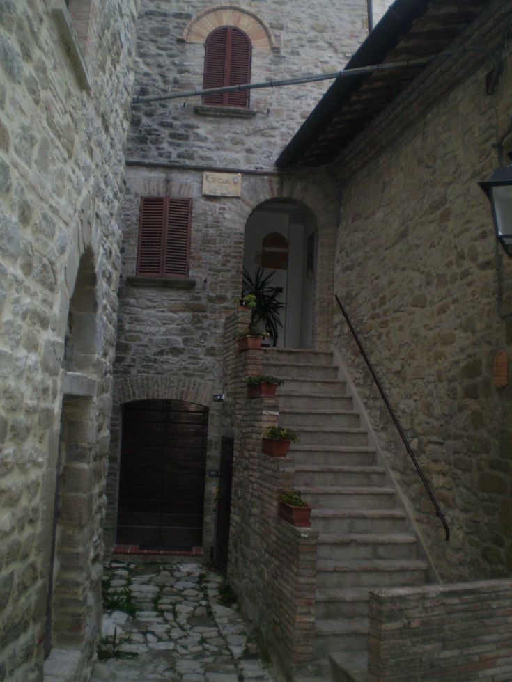 Eine ruhige Gasse mit Steinstufen und traditionellen architektonischen Merkmalen.