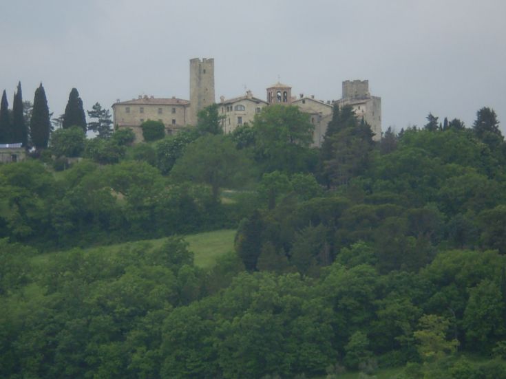 Gebäude inmitten von Grün, bietet eine ruhige Umgebung für einen Spaziergang in der Natur.
