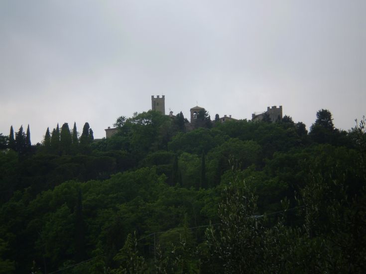 Ein historisches Gebäude, umgeben von Grün, mit klassischen architektonischen Details und Bäumen.