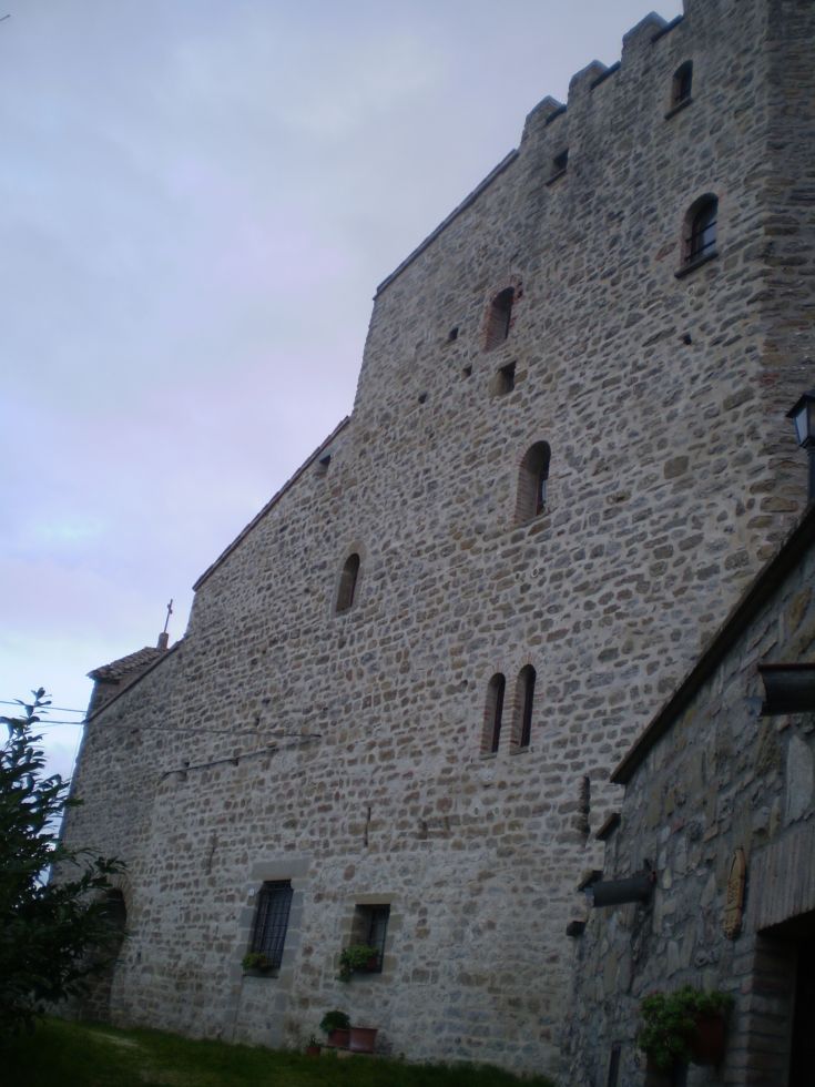 Panorama des Schlosses mit Steinmauern und historischen Fenstern.