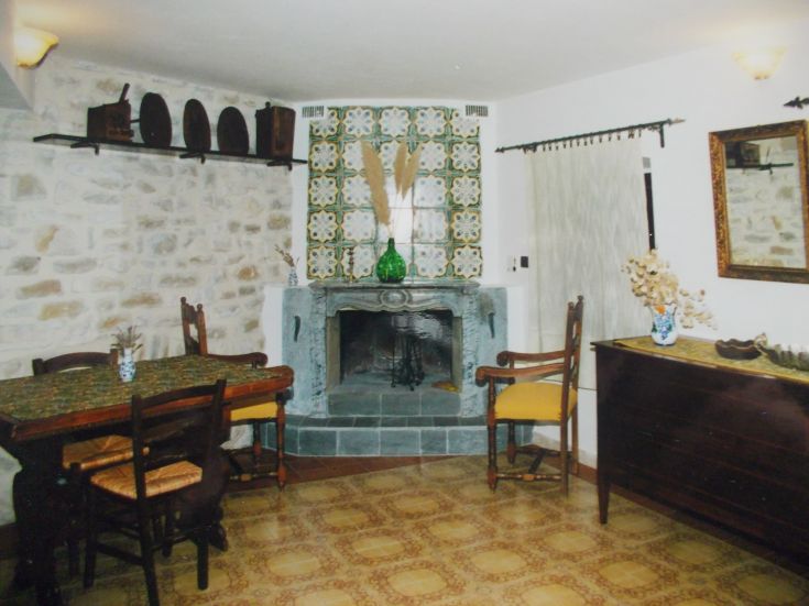 Ein gemütliches Wohnzimmer mit einem Kamin und rustikalen Möbeln.