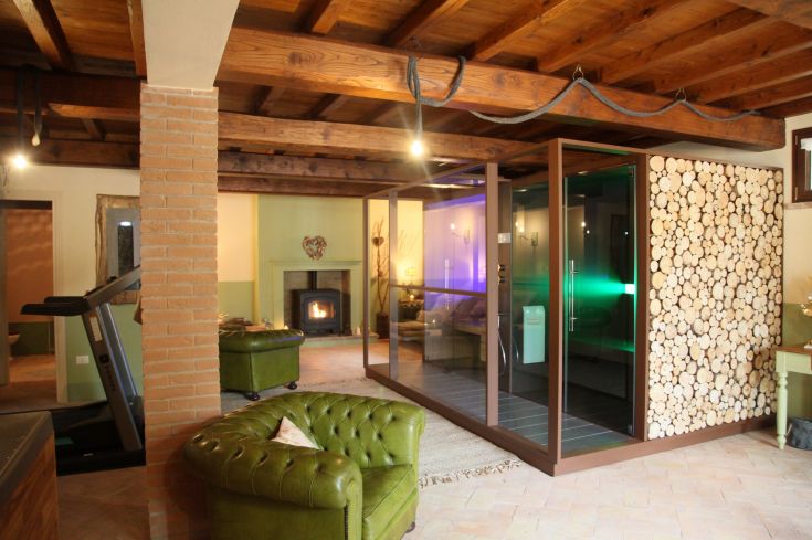 Accogliente ambiente interno con zona relax e sauna, ideale per momenti di benessere.