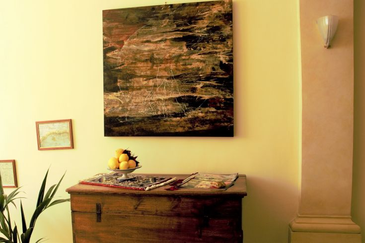 Intérieurs chaleureux avec une configuration simple et une table remplie de fruits frais.