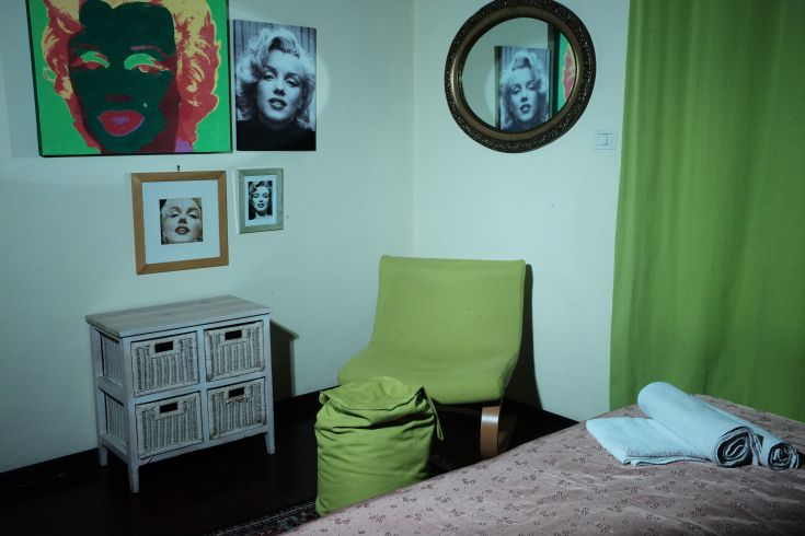 Un coin d'une pièce avec du mobilier moderne et une image de Marilyn Monroe.