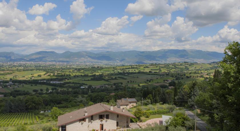 Scena di colline verdi e case in pietra, perfetta per un ambiente rilassato.