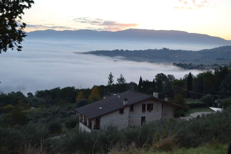 Un agriturismo immerso nella tranquillità, circondato da colline e un paesaggio naturale.