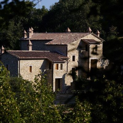 Ein Bauernhaus inmitten der Natur, ideal für Erholungssuchende in der Nähe der Kunststädte Umbriens.