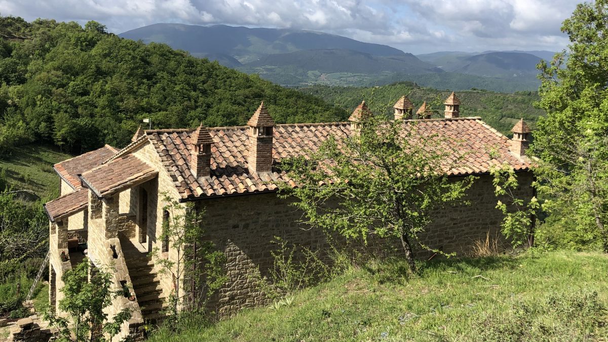 Un bâtiment situé dans un cadre naturel, idéal pour des moments de détente et des activités de plein air.