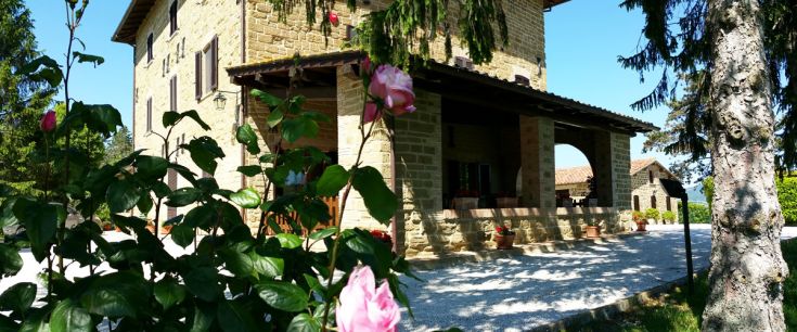 Villa Maria Pia, una casa in pietra circondata da spazi verdi, si trova a breve distanza da Gubbio.