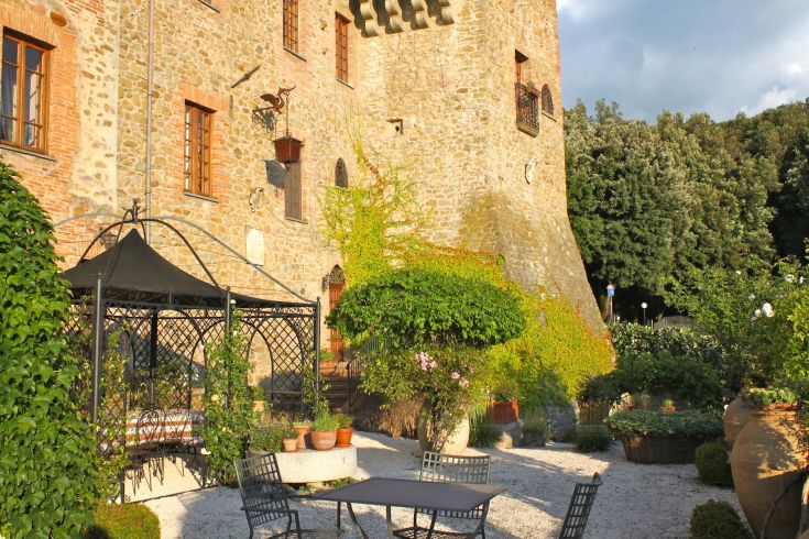 Ein Detail eines historischen Gebäudes, umgeben von einem ordentlichen Garten, ideal für Momente der Ruhe.