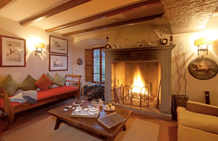 Ein gemütlicher Raum mit Kamin, ideal für Entspannung und gesellige Zusammenkünfte. Mittelalterliche Dekoration sorgt für eine warme Atmosphäre.