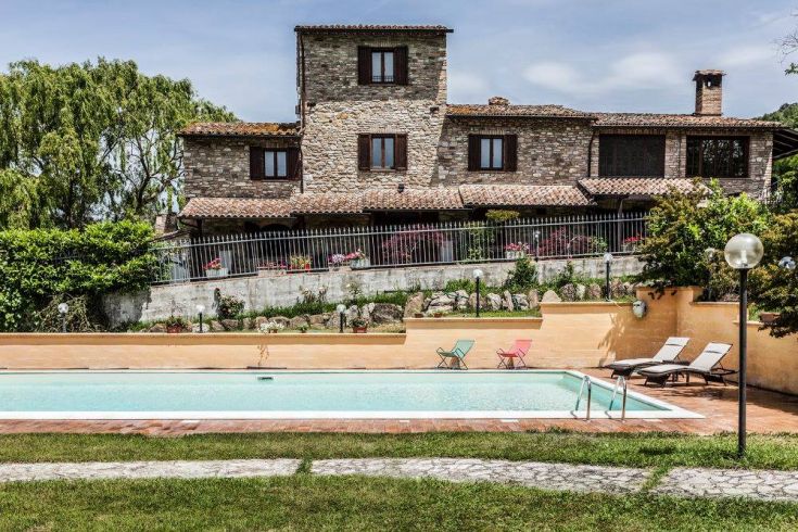 Villa situata in un'area verde, dotata di piscina e spazi esterni per il relax.