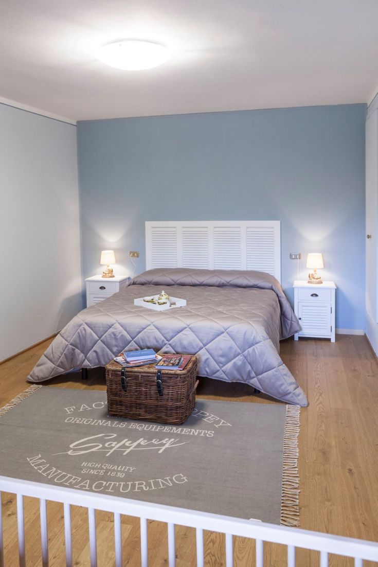 Camera da letto semplice con un letto matrimoniale, decorazioni sobrie e un'atmosfera confortevole.