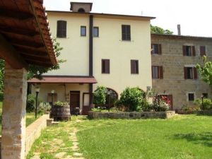 Casale restaurato con un grande giardino e una piscina, situato nel verde dell'Umbria.