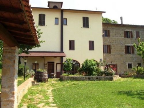 Restored farmhouse with a large garden and a swimming pool, located in the green of Umbria.