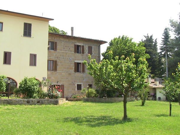 Renovated building with a large garden, surrounded by the Umbrian landscape.
