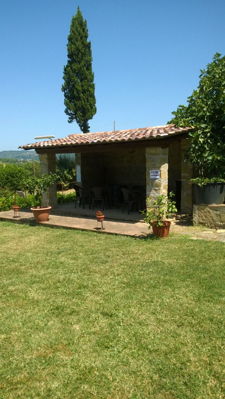 Edificio ristrutturato circondato da verde, con un ampio giardino, adatto per una vacanza in Umbria.