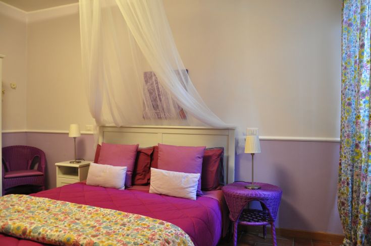 Cozy room with colorful details and simple decorations, perfect for a relaxing stay.