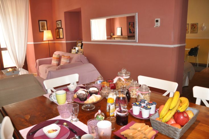 Cozy environment with a rich breakfast and well-kept furnishings.