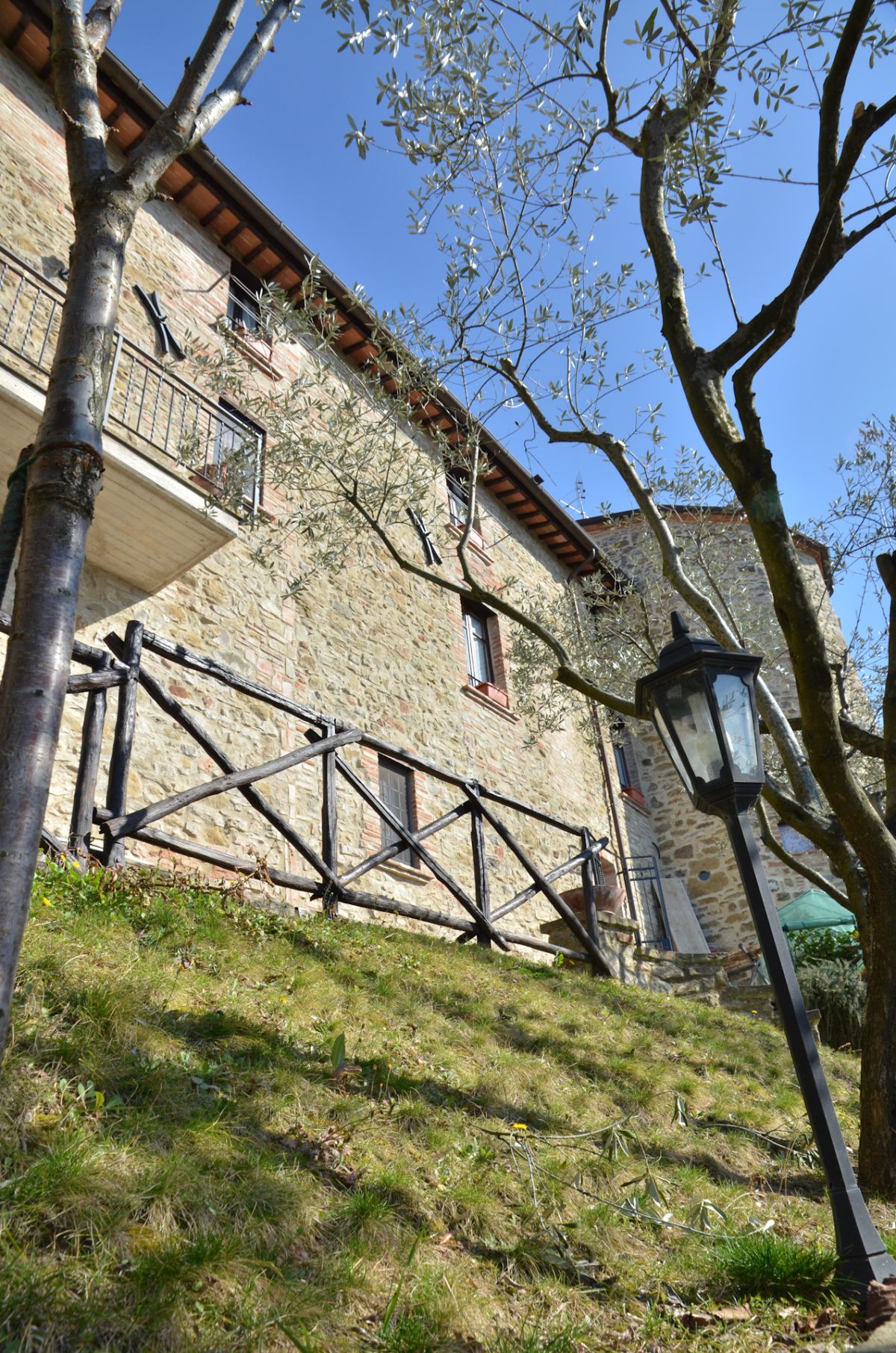 Restored house with care, surrounded by nature and overlooking the Umbrian Valley. A place of peace and tradition.