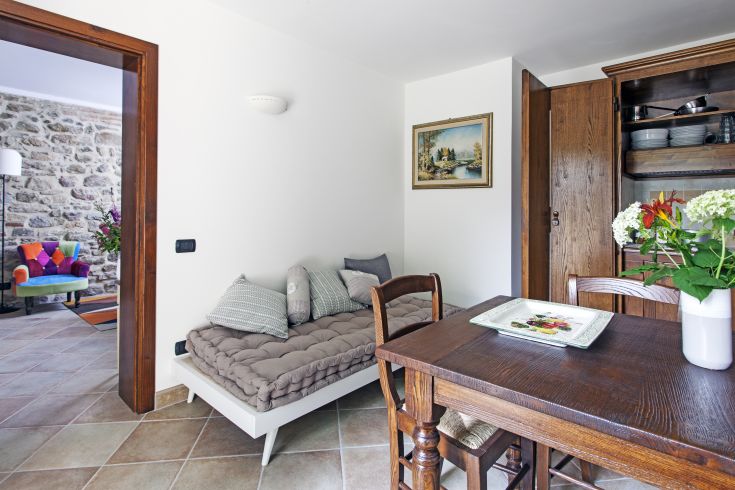 Spazio accogliente in un agriturismo, caratterizzato da un divano comodo e un tavolo in legno.