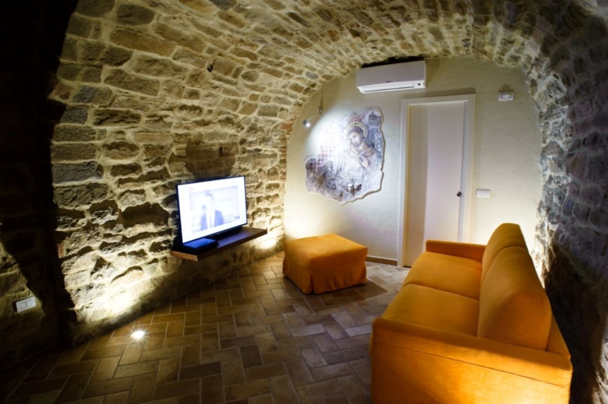Monolocale confortevole con pareti in pietra e decorazioni storiche, ideale per una fuga a Collemancio.