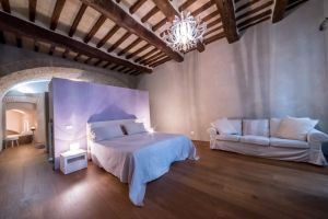 Cozy room with simple furnishings, perfect for a peaceful and relaxed rest.