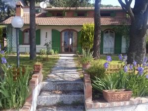 A cozy villa nestled in greenery, featuring a spacious garden and stunning views, perfect for families.