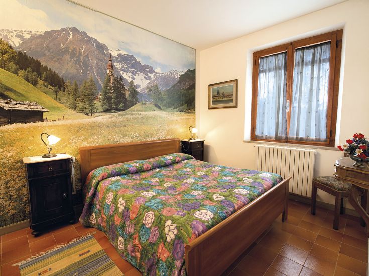 Cozy room with a mountain view, adorned with floral decorations. A peaceful environment.