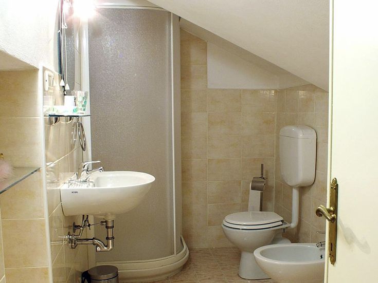 Modern bathroom with a shower and sink, in a bright and comfortable space.