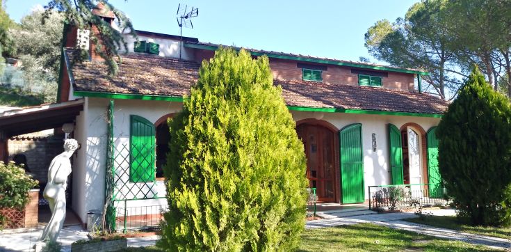 Cozy hilltop villa surrounded by greenery, featuring a garden and panoramic views of the surrounding hills, family-friendly.