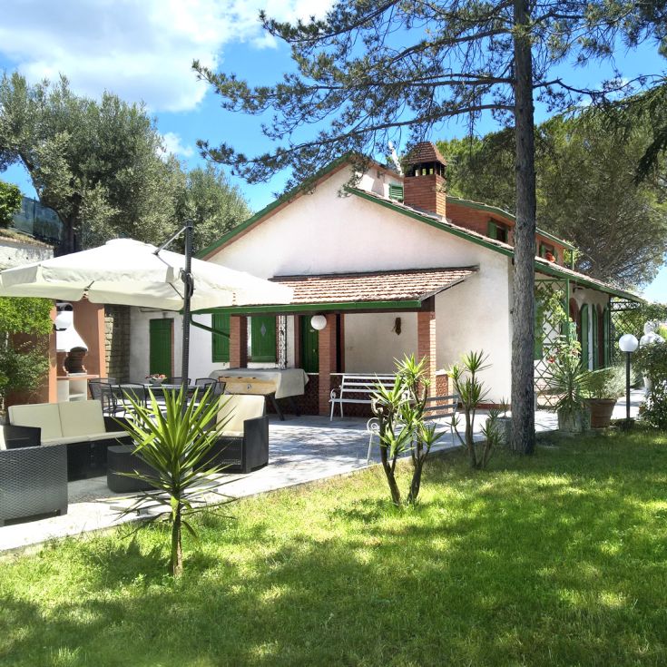 Cozy villa surrounded by trees, perfect for families, near Lake Trasimeno.
