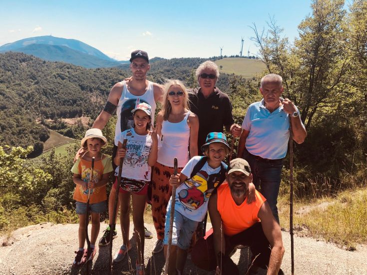Promenade en montagne avec la famille et des amis, immergés dans la nature et devant des paysages magnifiques.