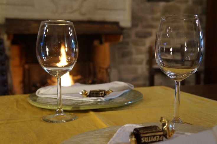 Un cadre accueillant avec des verres vides et une table magnifiquement décorée, prête pour un dîner agréable.