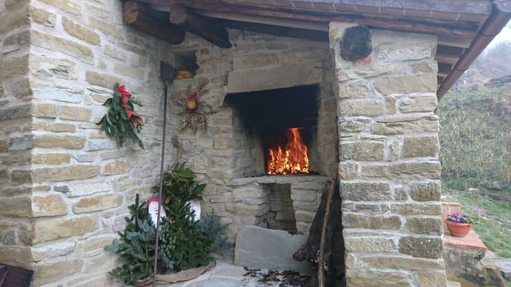 Un chemin en pierre, avec des flammes dansantes et des décorations de Noël, crée une atmosphère chaleureuse et traditionnelle.