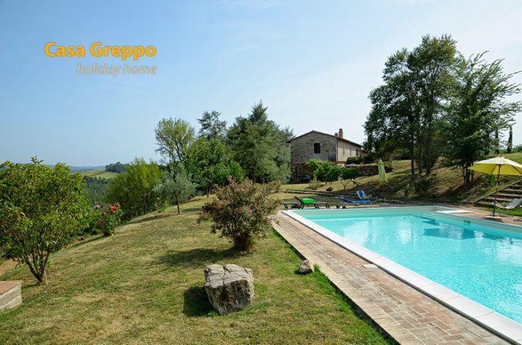 Komfortabler Aufenthalt in einem Gebäude mit Pool und Wellnessbereich, umgeben von Grün. Ideal für Familien.