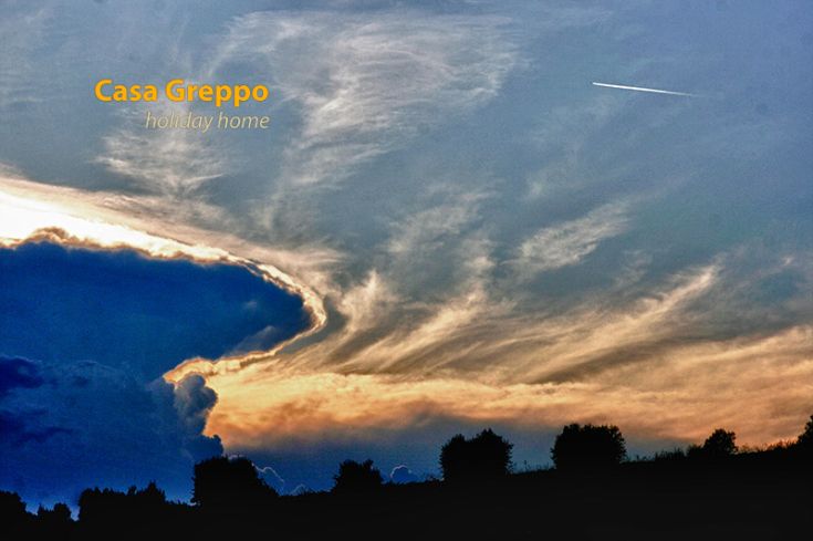 Sonnenuntergang über einem rustikalen Gebäude, ideal für einen Familienurlaub.