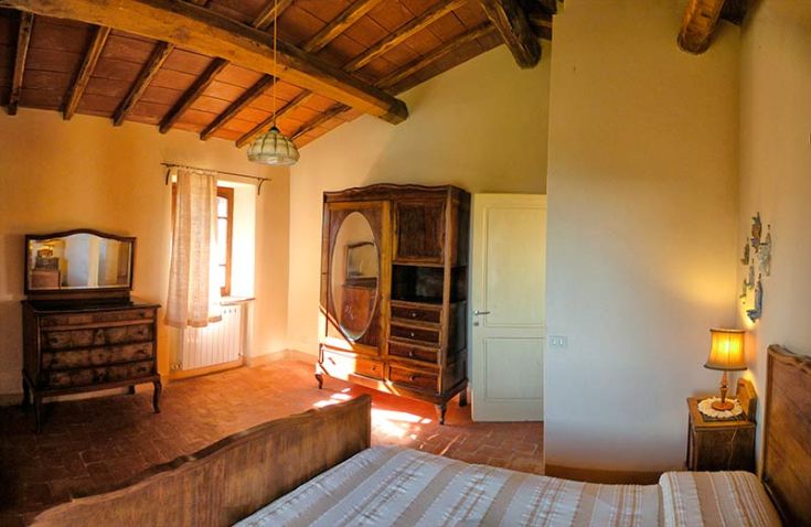 Gemütliches Zimmer in einer alten Bauernhaus. Einfache Möbel und moderne Annehmlichkeiten schaffen eine einladende Atmosphäre.