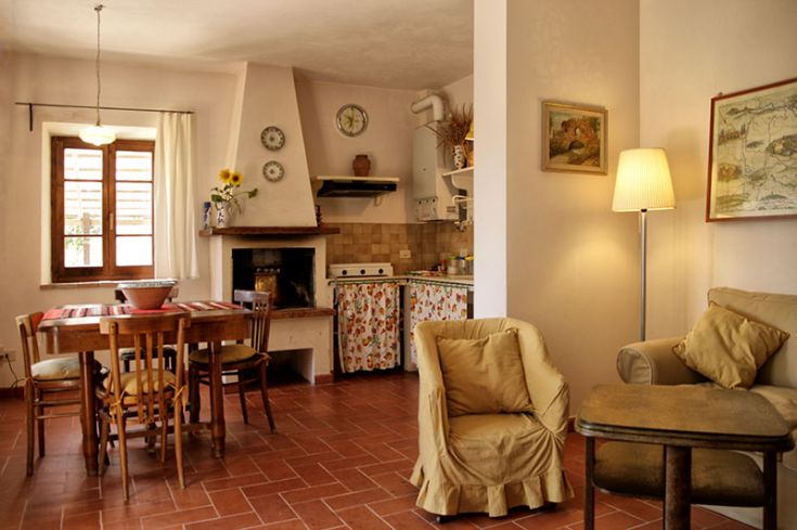 Gemütlicher Raum mit Küche, Esstisch und Wohnbereich, ideal für einen Familienurlaub.