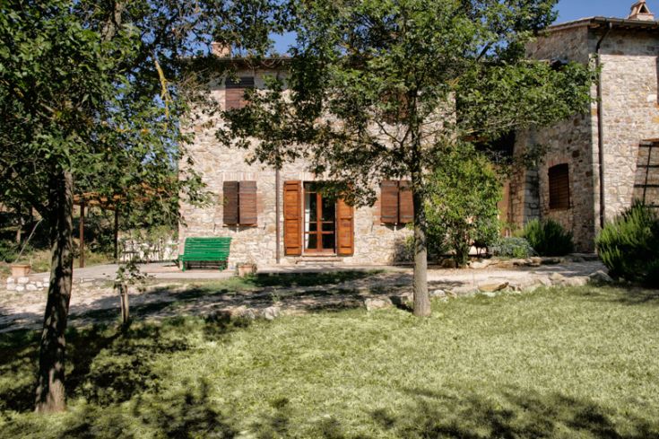 Steinbauernhaus inmitten von Grün, mit Garten, Pool und Wellnessbereich für Gäste.