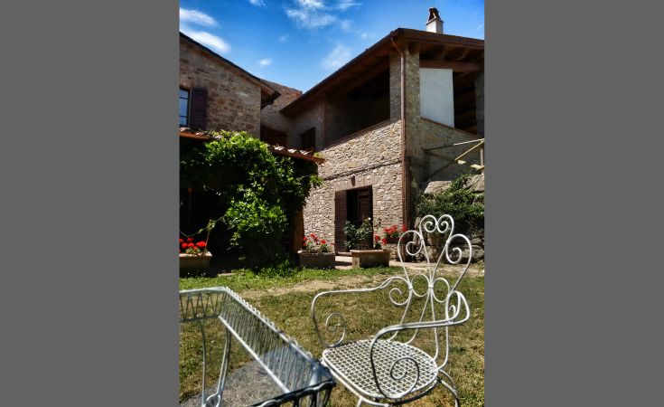 Steinhaus mit komfortablen Apartments, Garten und Pool, ideal für Familien und Freundesgruppen.