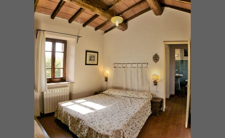 Renoviertes Zimmer in einem Gebäude, mit einem gemütlichen und gut beleuchteten Raum.