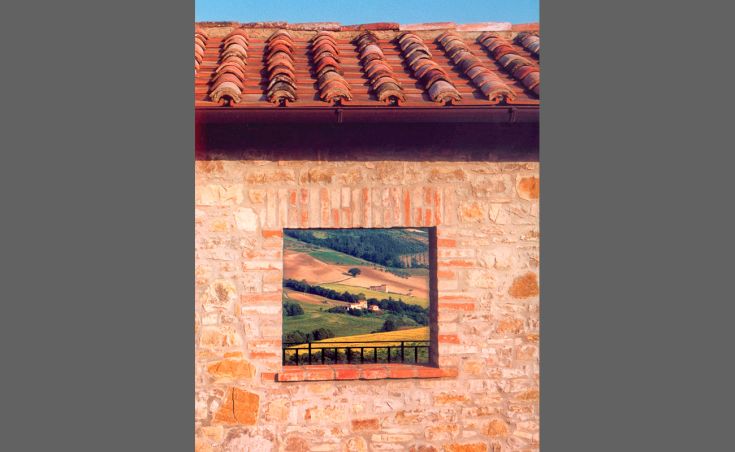 Ein Steingebäude mit Pool und Wellnessbereich, vier gemütlichen Apartments, umgeben von Natur.