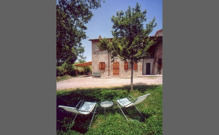 Ein Steinhaus mit unabhängigen Apartments, Schwimmbad und Wellnessbereich, eingebettet in die grüne Landschaft.