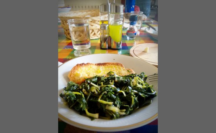 Ein Gericht mit frischem Spinat, serviert mit knusprigen Croûtons. Eine leichte und schmackhafte Option für eine Mahlzeit.