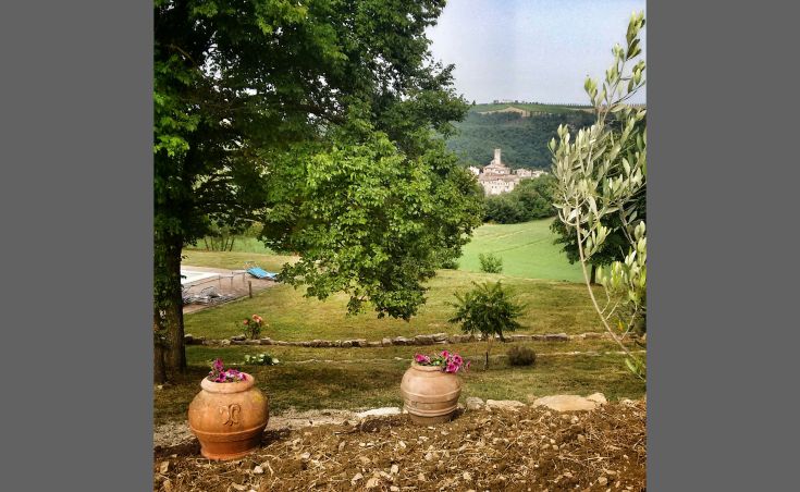 Eine Szene eines Bauernhauses, umgeben von Pflanzen und Blumen, ideal für einen ruhigen Urlaub.