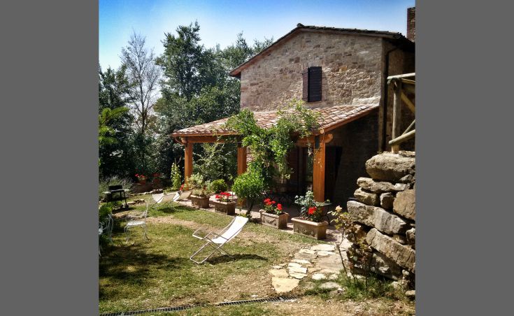 Ein Steinhof mit Garten und Außenbereichen, ideal für Familien und Entspannungsmomente.