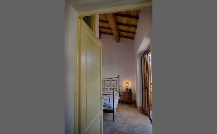 Gemütliches Apartment in einem Gebäude mit einem Bett und sanfter Beleuchtung für entspannende Momente.