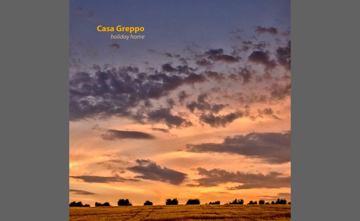 Sonnenuntergang über einem Bauernhaus mit unabhängigen Apartments und einem Swimmingpool.