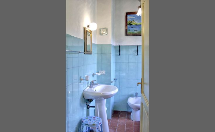 Ein komfortables Badezimmer mit blauen Fliesen und rustikalen Details für ein behagliches Erlebnis.